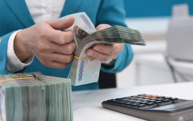 Gửi tiền ngân hàng là sự lựa chọn an toàn nếu bạn đang không biết đầu tư gì với 200 triệu tiền nhàn rỗi